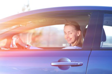 Arabadaki mutlu kadın.