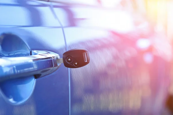 Chave do carro na porta — Fotografia de Stock