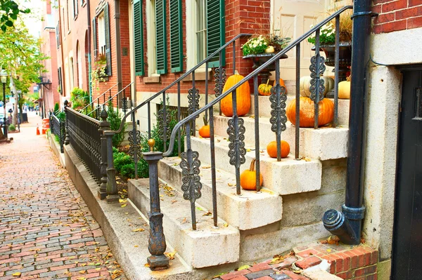 Calabazas cerca de la puerta para Halloween —  Fotos de Stock