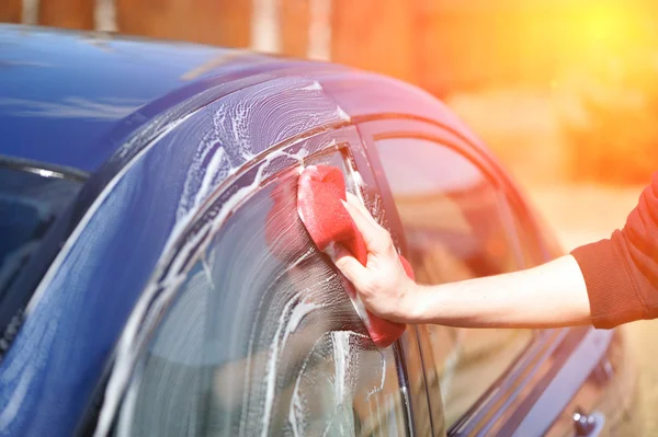 Lavaggio a mano Blue car — Foto Stock