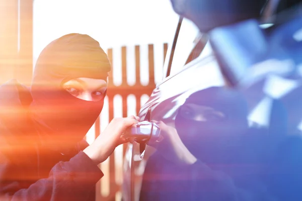 Homem em máscara com carro — Fotografia de Stock