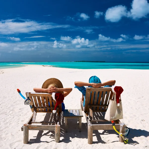 Koppel op tropisch strand — Stockfoto