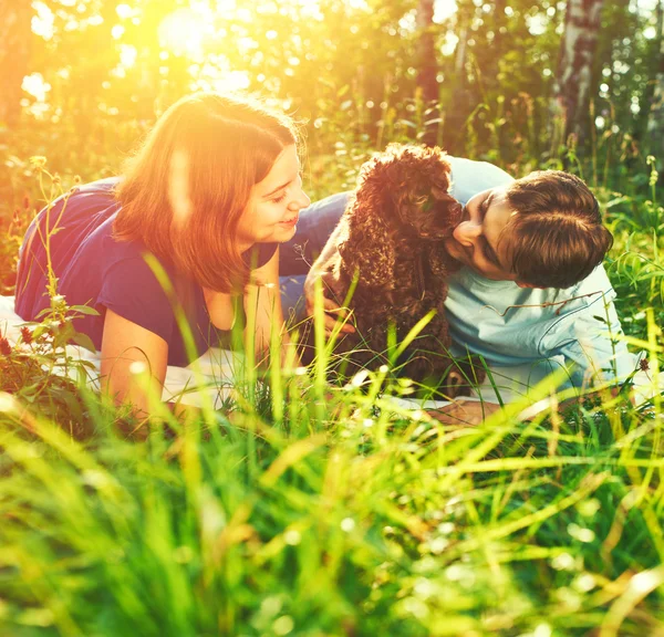 Casal com cão ao ar livre — Fotografia de Stock