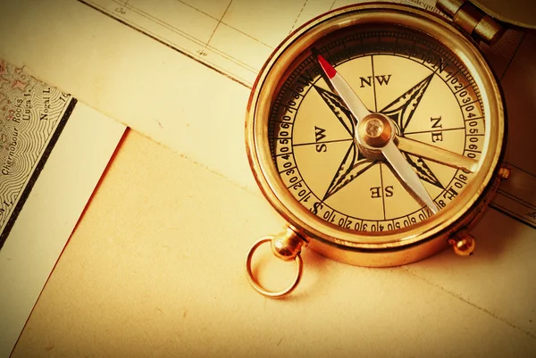 Starožitný mosazný kompas — Stock fotografie