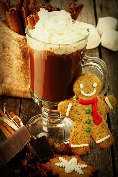 Glas warme chocolademelk en cookie — Stockfoto