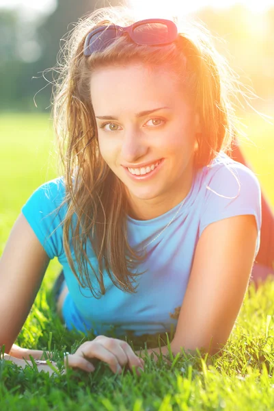 Fille couché dans l'herbe — Photo