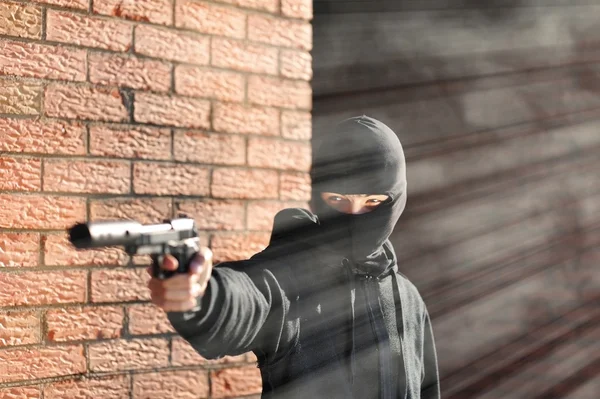 Pistolero sosteniendo arma — Foto de Stock