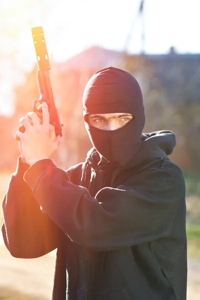 Gunman segurando arma — Fotografia de Stock