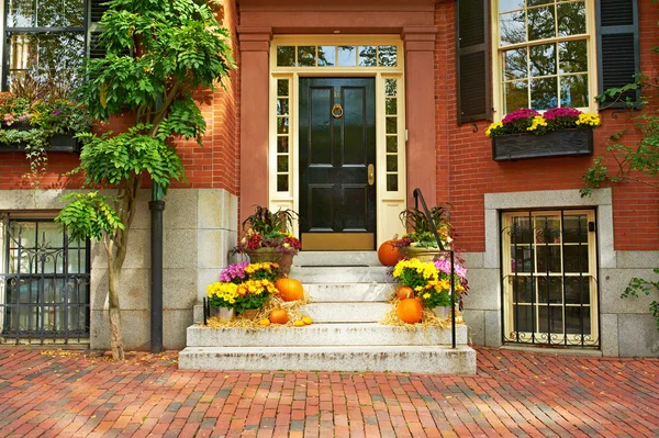 Pumpkins near the door for Halloween — Stock Photo, Image