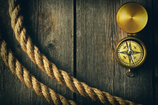 Antique compass and rope — Stock Photo, Image