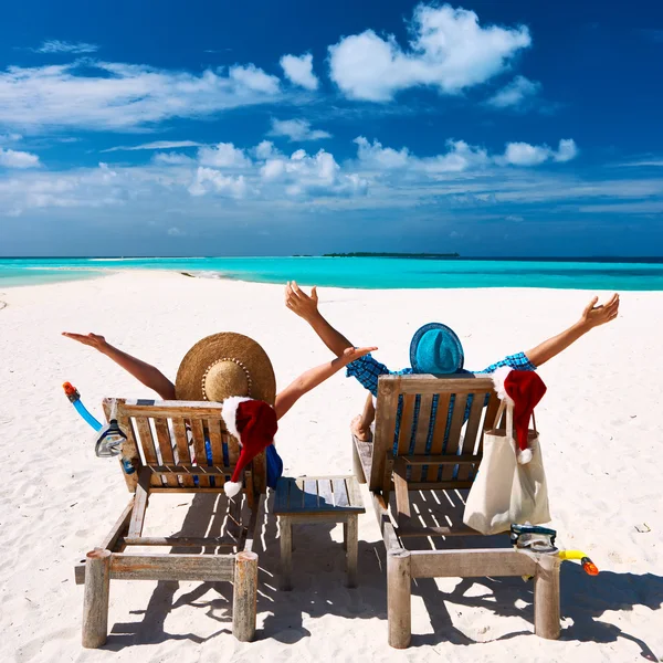 Paar entspannt sich an Weihnachten am Strand — Stockfoto