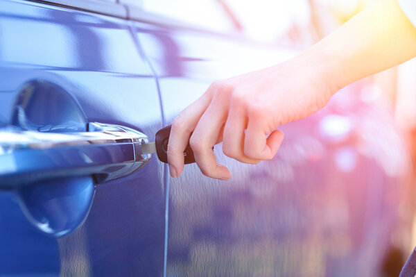 Ключ от машины в руке
