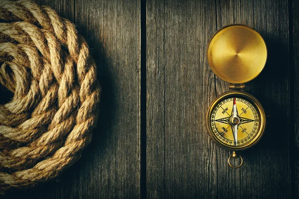Starožitný kompas a lana — Stockfoto