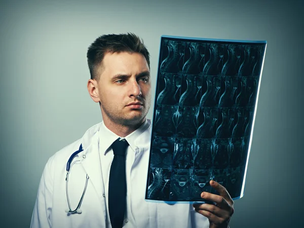 Arzt mit mri Wirbelsäulenscan — Stockfoto