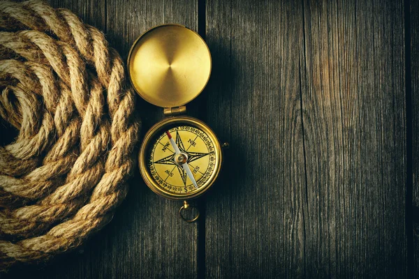 Antique brass compass and rope — Stock Photo, Image