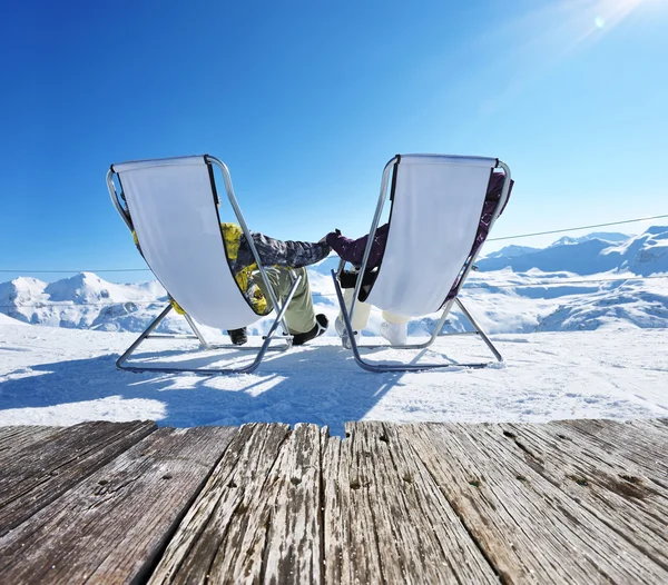 Pareja en las montañas en invierno — Foto de Stock