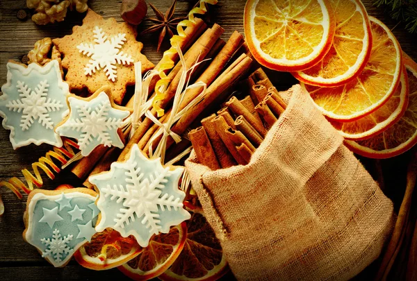 Christmas gingerbread cookies and spices — Stock Photo, Image