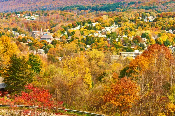Jesień krajobraz z małego miasteczka — Zdjęcie stockowe
