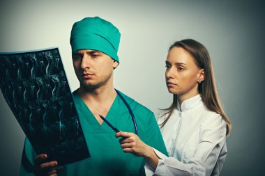 Tıp doktorları.