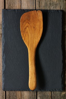 Slate üzerinde tahta spatula