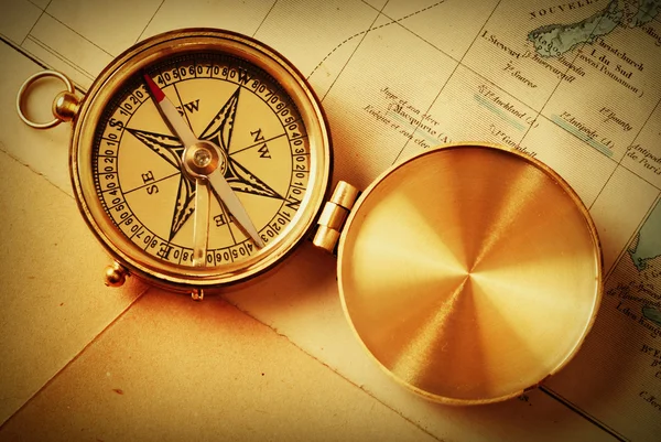 Antique brass compass — Stock Photo, Image