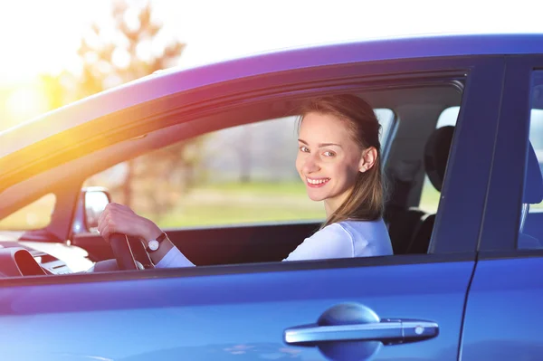 車の中で幸せな女性 — ストック写真