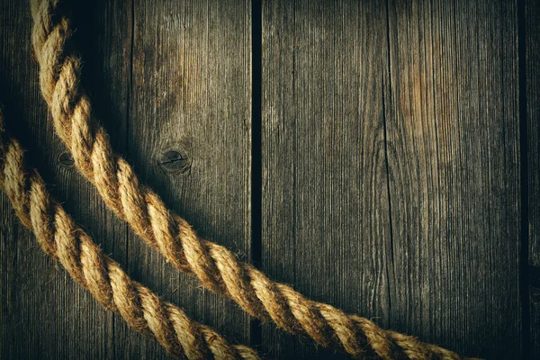 Мотузка над дерев'яним тлом — стокове фото