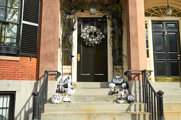 Pumpkins near the door for Halloween — Stock Photo, Image