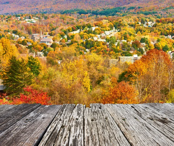 Herfst landschap met kleine stad — Stockfoto