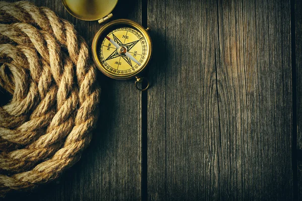 Starožitný kompas a lana — Stock fotografie