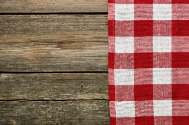 Masada kırmızı masa örtüsü