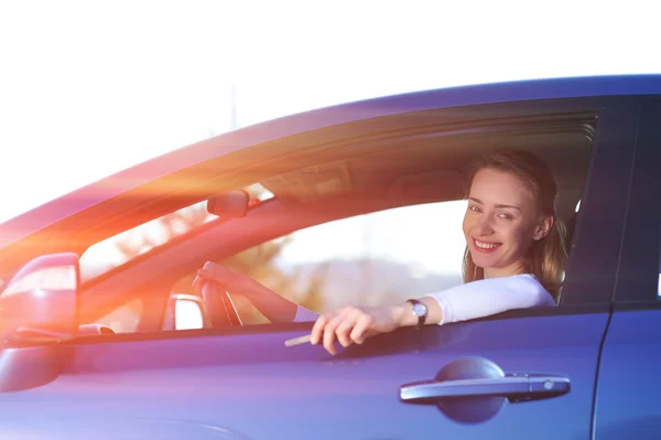 Happy woman in blue car — Stock Photo, Image