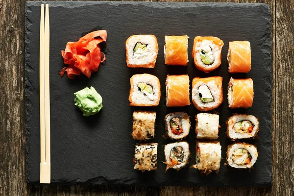 Rollos de sushi con palillos —  Fotos de Stock