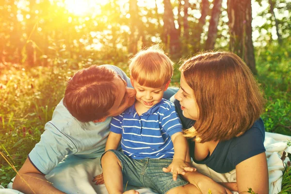 Lycklig familj utomhus. — Stockfoto