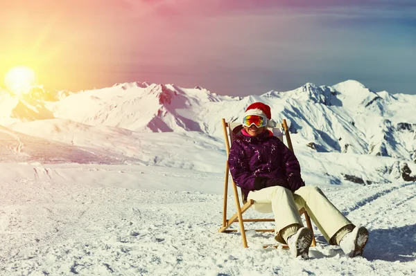クリスマス期間中に山でスキー宴の後 — ストック写真