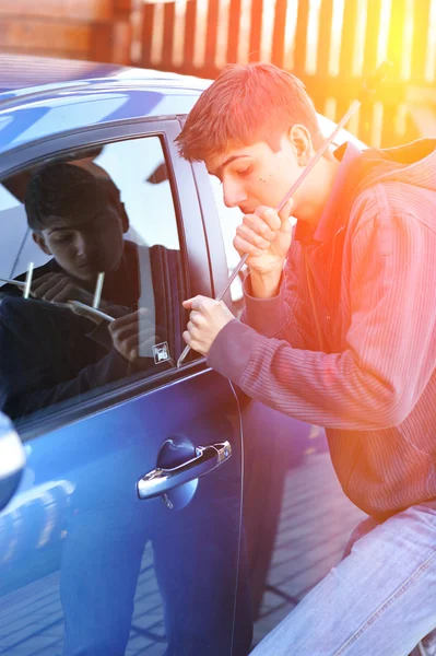 Ladrão tentando roubar carro — Fotografia de Stock