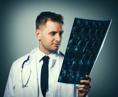 spinal MRI tarama ile tıp doktoru