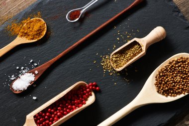 Ahşap mutfak eşyaları içinde baharatlar