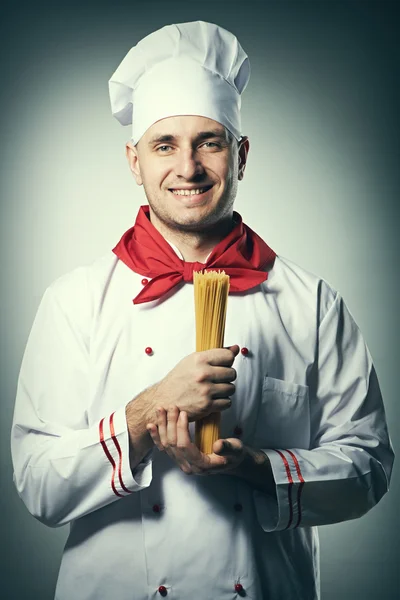 Manliga chef anläggning pasta — Stockfoto