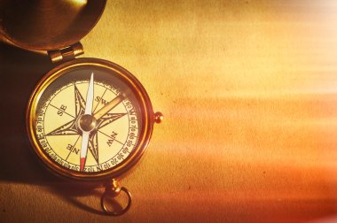 Antika pirinç pusula