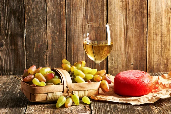 Ripe tasty grapes and cheese — Stock Photo, Image