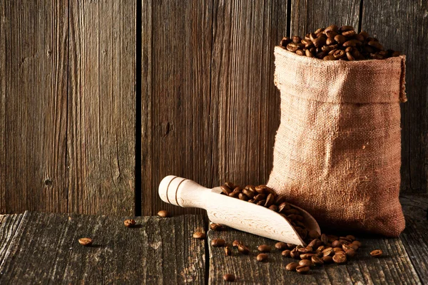 Kaffeebohnen im Sack — Stockfoto