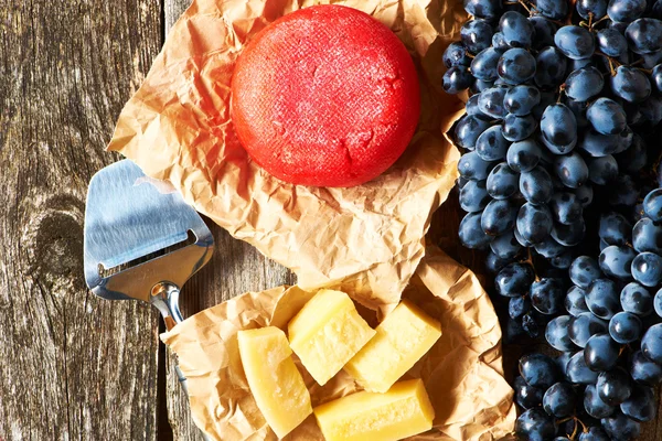 Uvas maduras e queijo — Fotografia de Stock