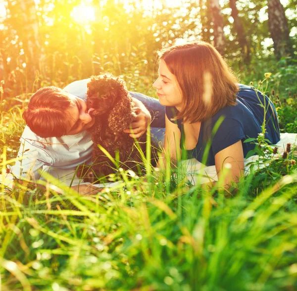 Mooi paar met hond — Stockfoto