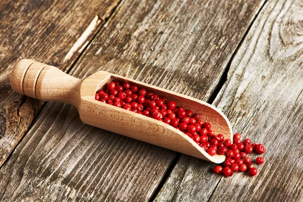 Dřevěná naběračka s růžové papričky — Stock fotografie