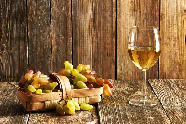 Ripe tasty grapes with wine — Stock Photo, Image