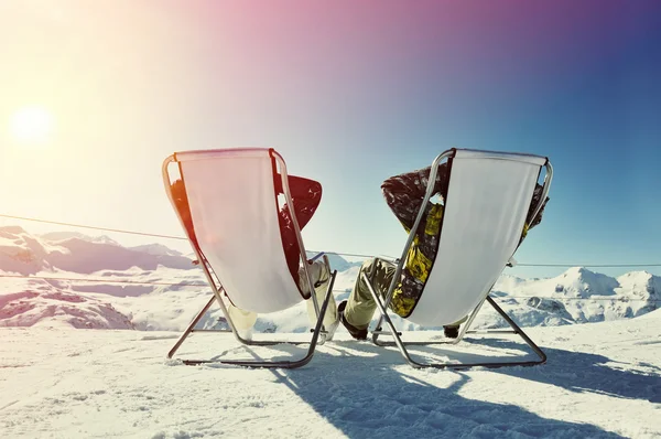 Paar op bergen in de winter — Stockfoto