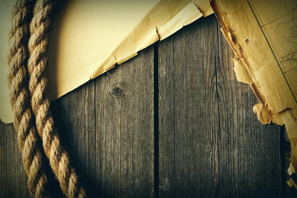 eski yırtık kağıt, harita ve ip