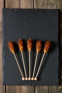 Kahverengi şeker çubukları