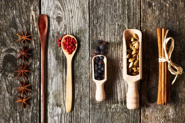 Ahşap mutfak eşyaları içinde baharatlar